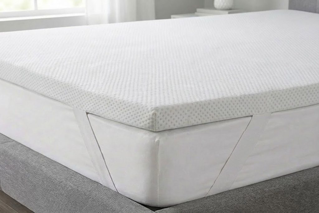 Marcapiuma Comfort steso su un materasso con gli elastici agli angoli