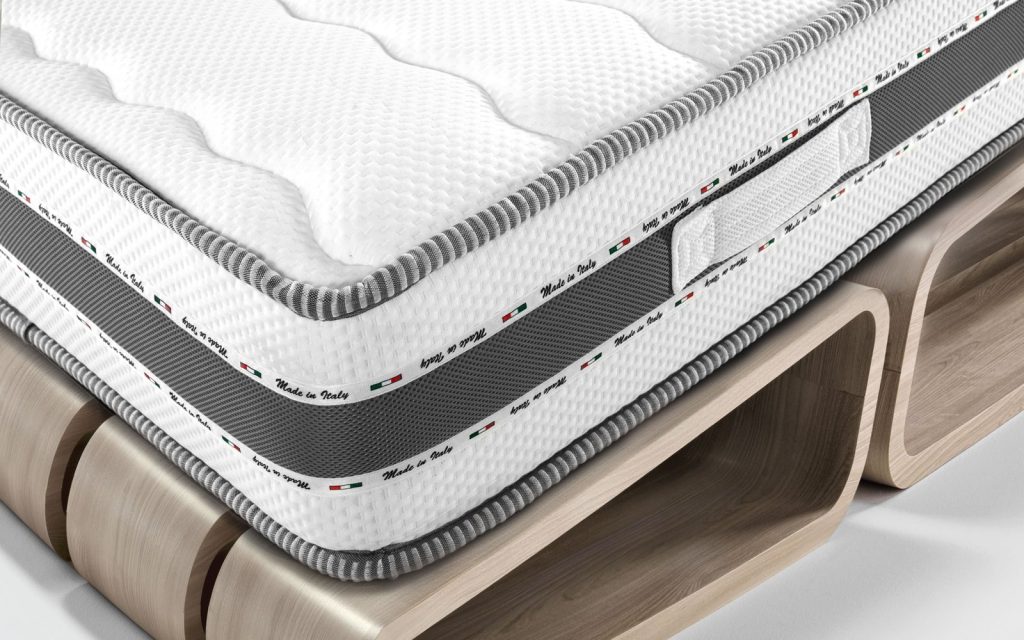 Mondo Convenienza Silver Fast, dettaglio della superficie bugnata e della fascia