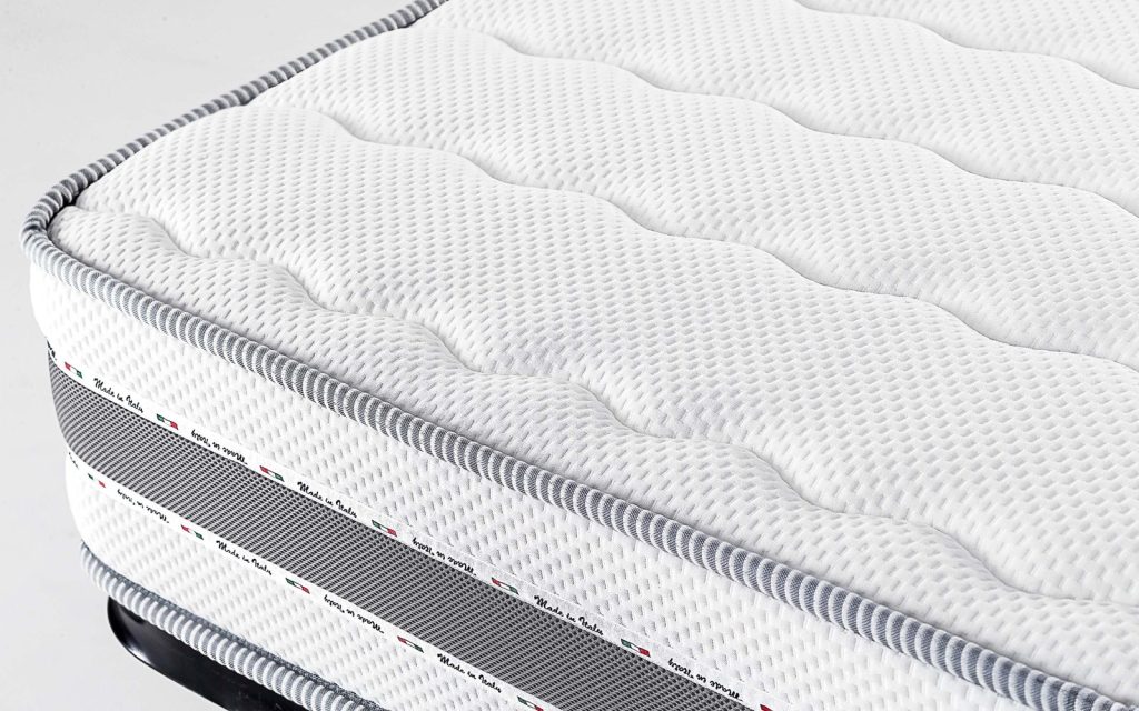 Mondo Convenienza Silver Fast, primo piano dell'angolo e del tessuto