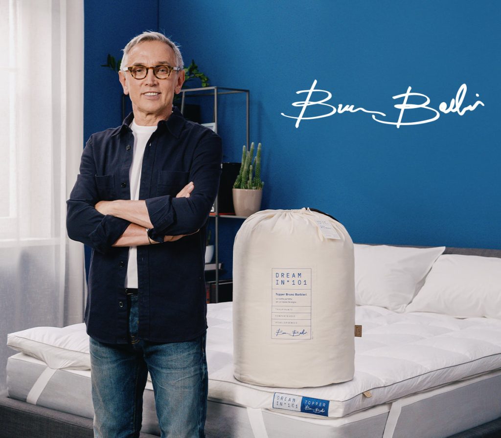 Topper Bruno Barbieri di Dreamin*101 sul letto con la sacca di confezione