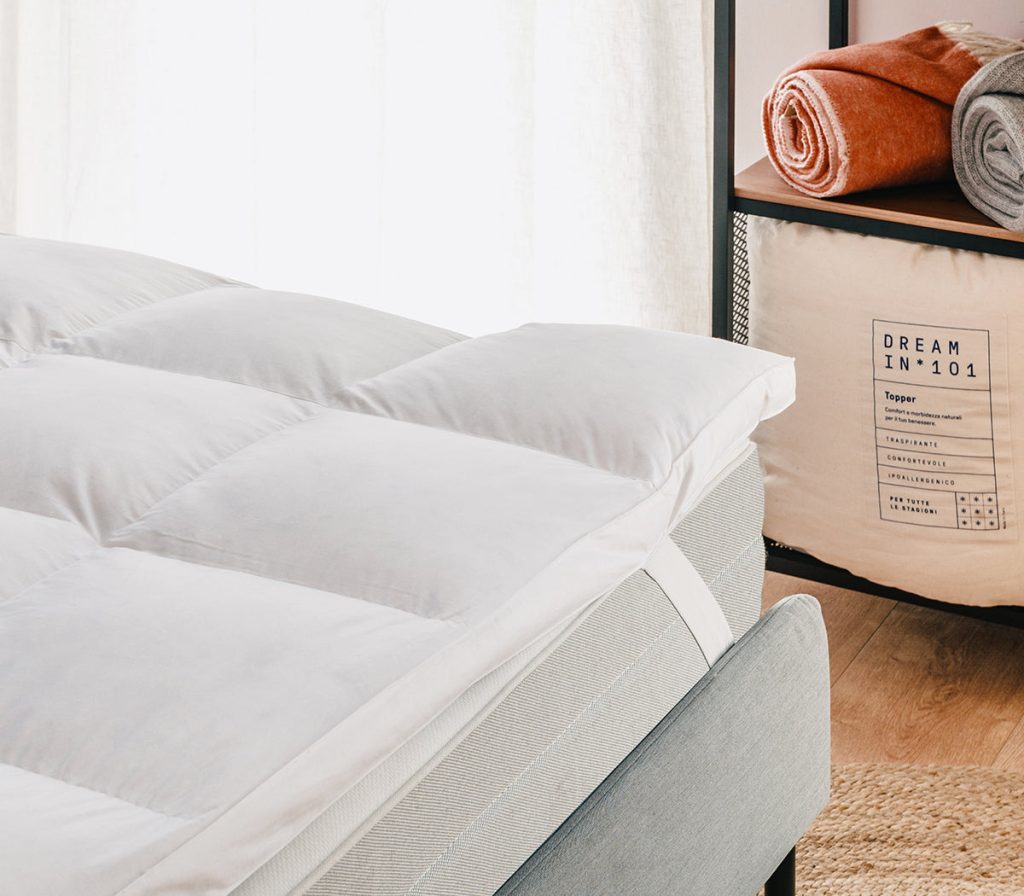 Topper in piuma Dreamin*101 sul materasso, angolo con fascia elastica