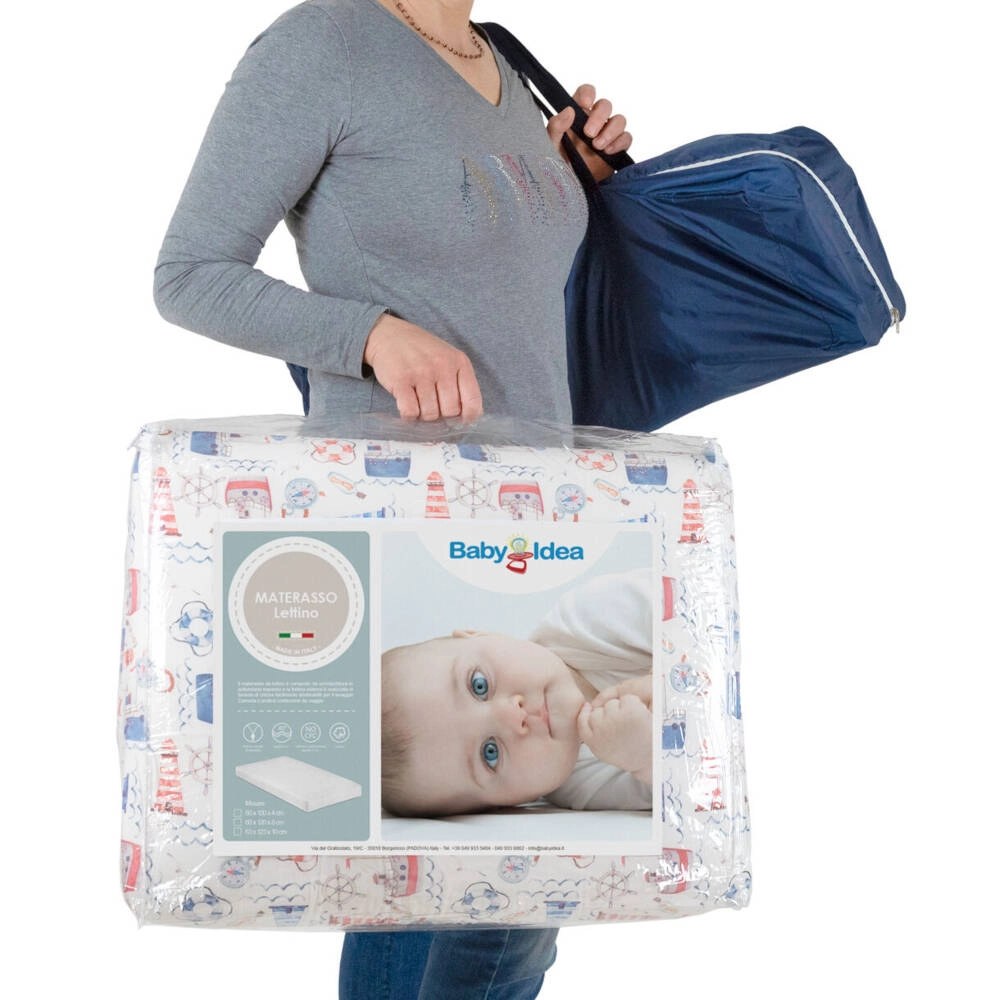 Materassino Baby Idea nella borsa da viaggio portata a spalla