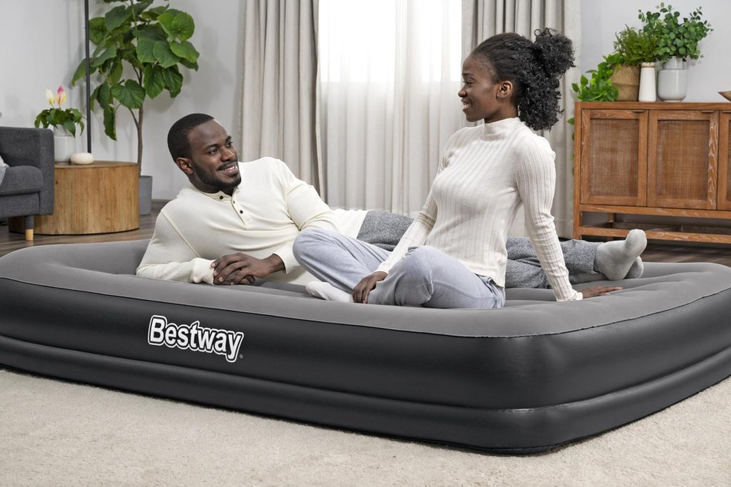 Due persone sedute sul Bestway Tritech USB 671BU in un soggiorno