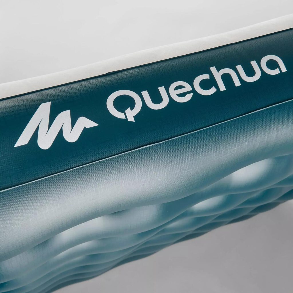 Quechua Air Basic 140, dettaglio del logo Quechua sul fianco