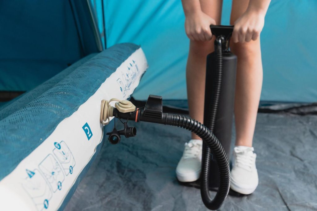 Quechua Air Comfort 140 gonfiato con una pompa manuale dentro una tenda