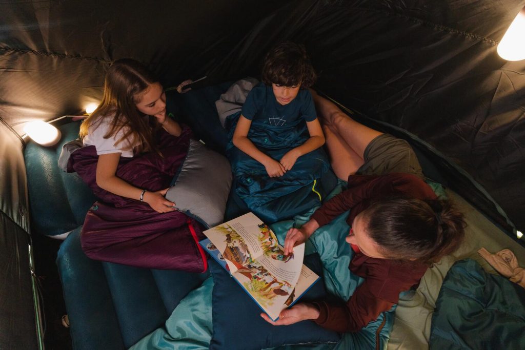Famiglia in tenda su materassi Quechua Air Comfort 70