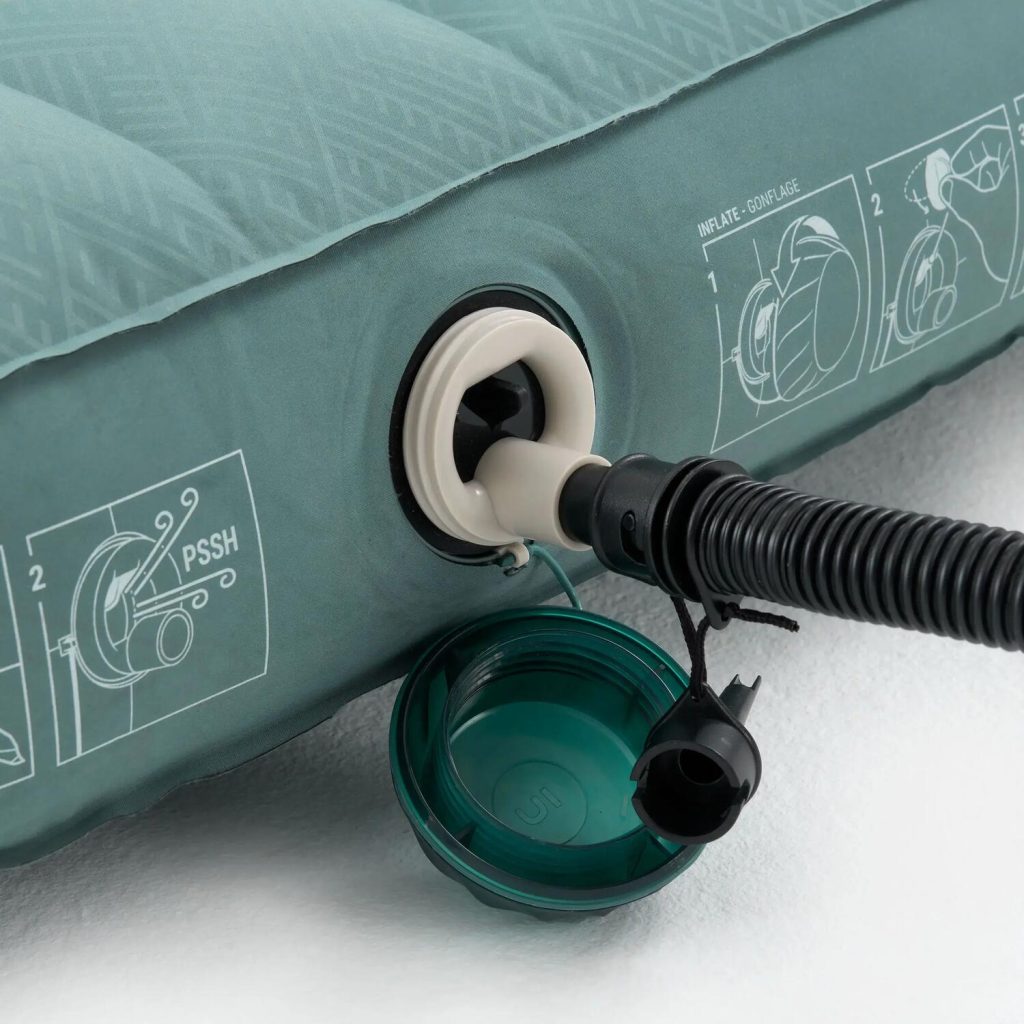 Quechua Air Seconds Comfort 140, valvola Seconds aperta con il tubo della pompa