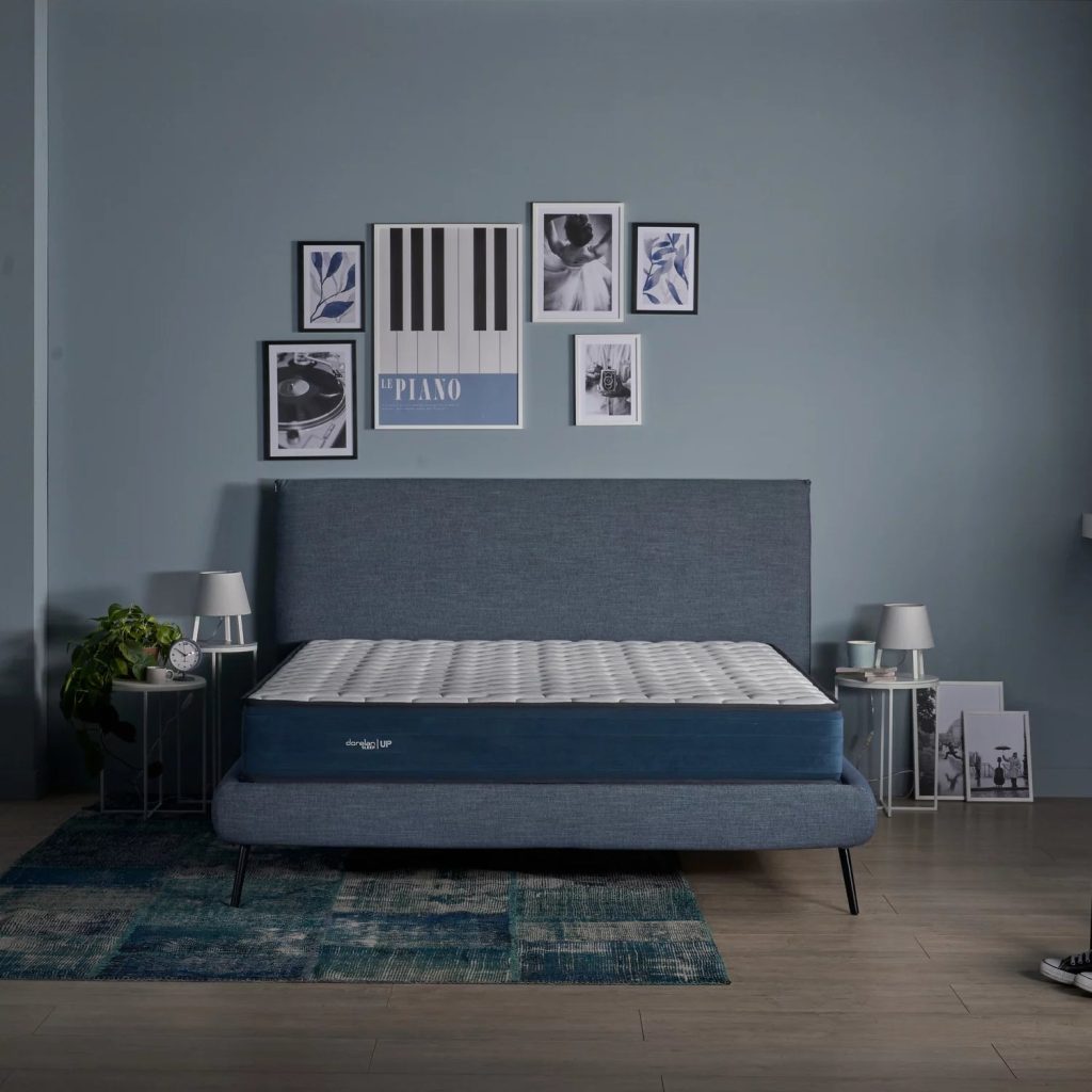 Materasso Dorelan Creed su un letto blu in camera