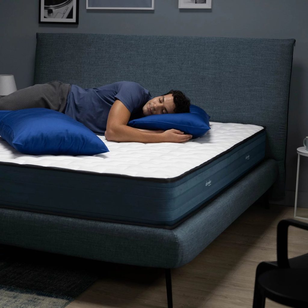 Uomo che dorme sul fianco sul materasso Dorelan Creed