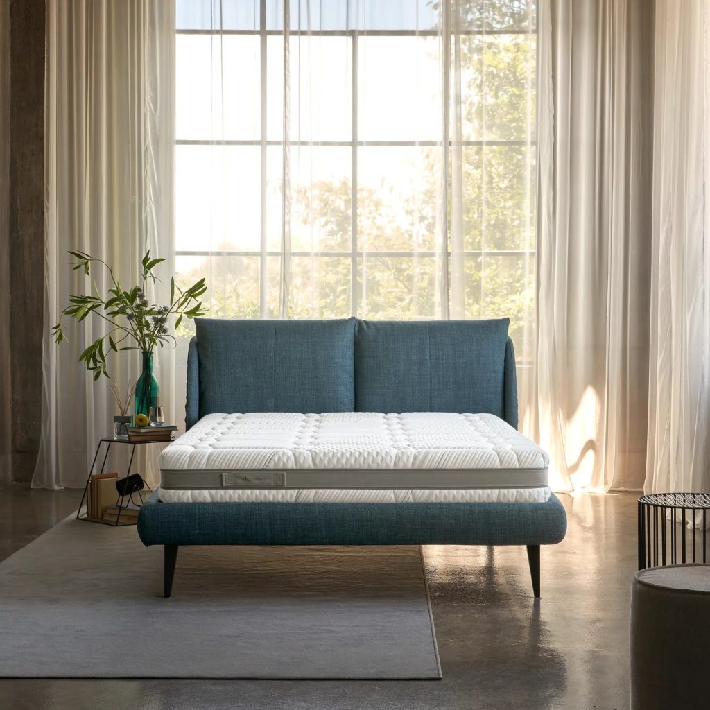 Materasso Dorelan Nube su un letto blu in camera luminosa
