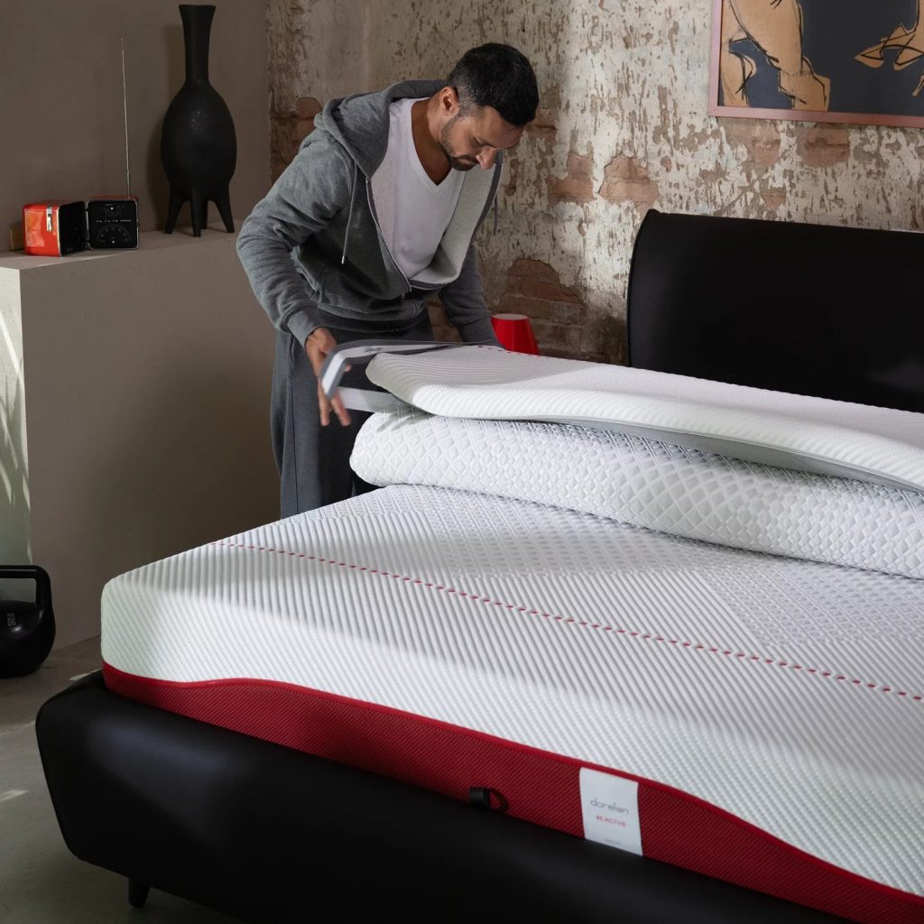 Dorelan Topper Re:Active mentre viene steso sul materasso