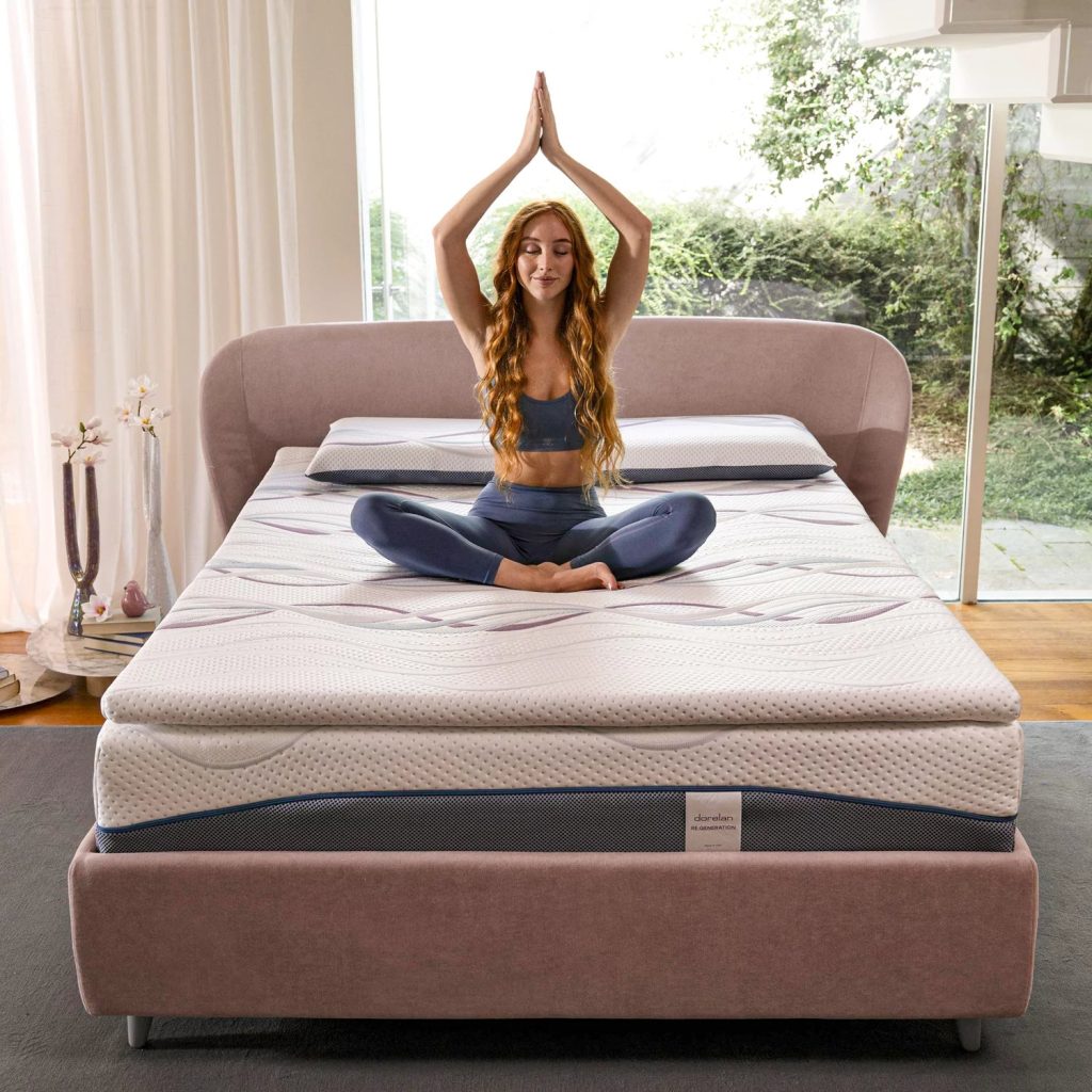 Dorelan Topper Re:Generation su un letto con una donna seduta in meditazione