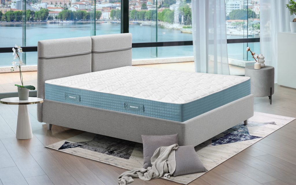 Eminflex Infinity su un letto matrimoniale, vista di tre quarti