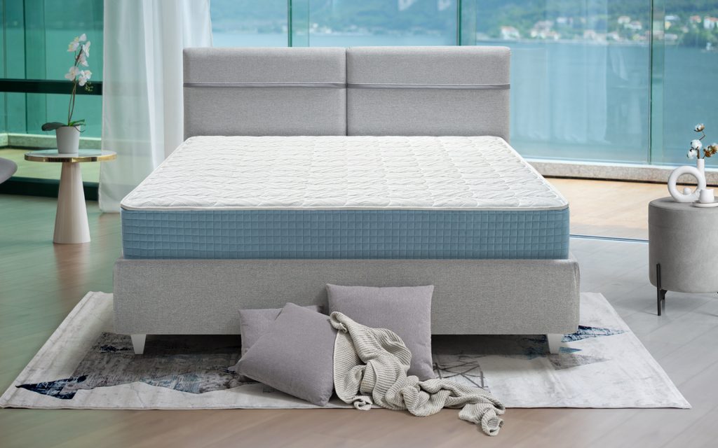 Eminflex Infinity su un letto matrimoniale, vista frontale
