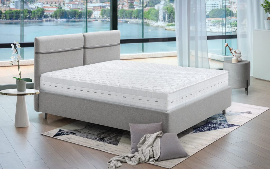 Eminflex Mito su un letto matrimoniale, vista di tre quarti