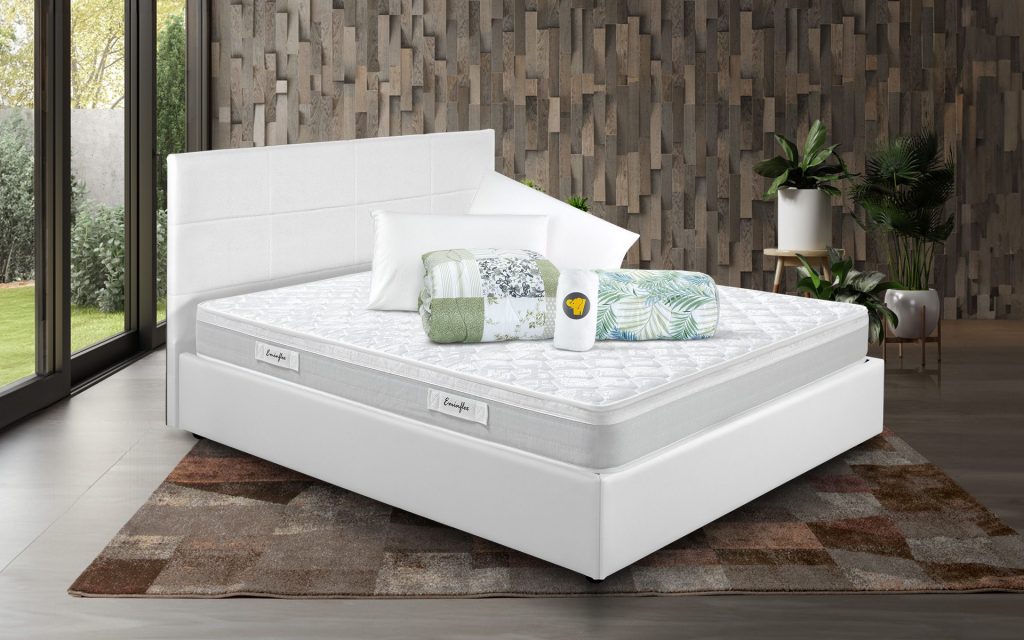 Eminflex Romeo su un letto bianco con kit notte