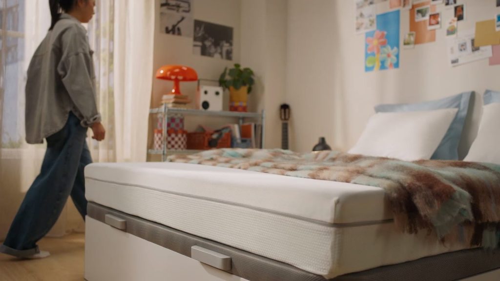 Materasso Emma One su un letto contenitore in una cameretta