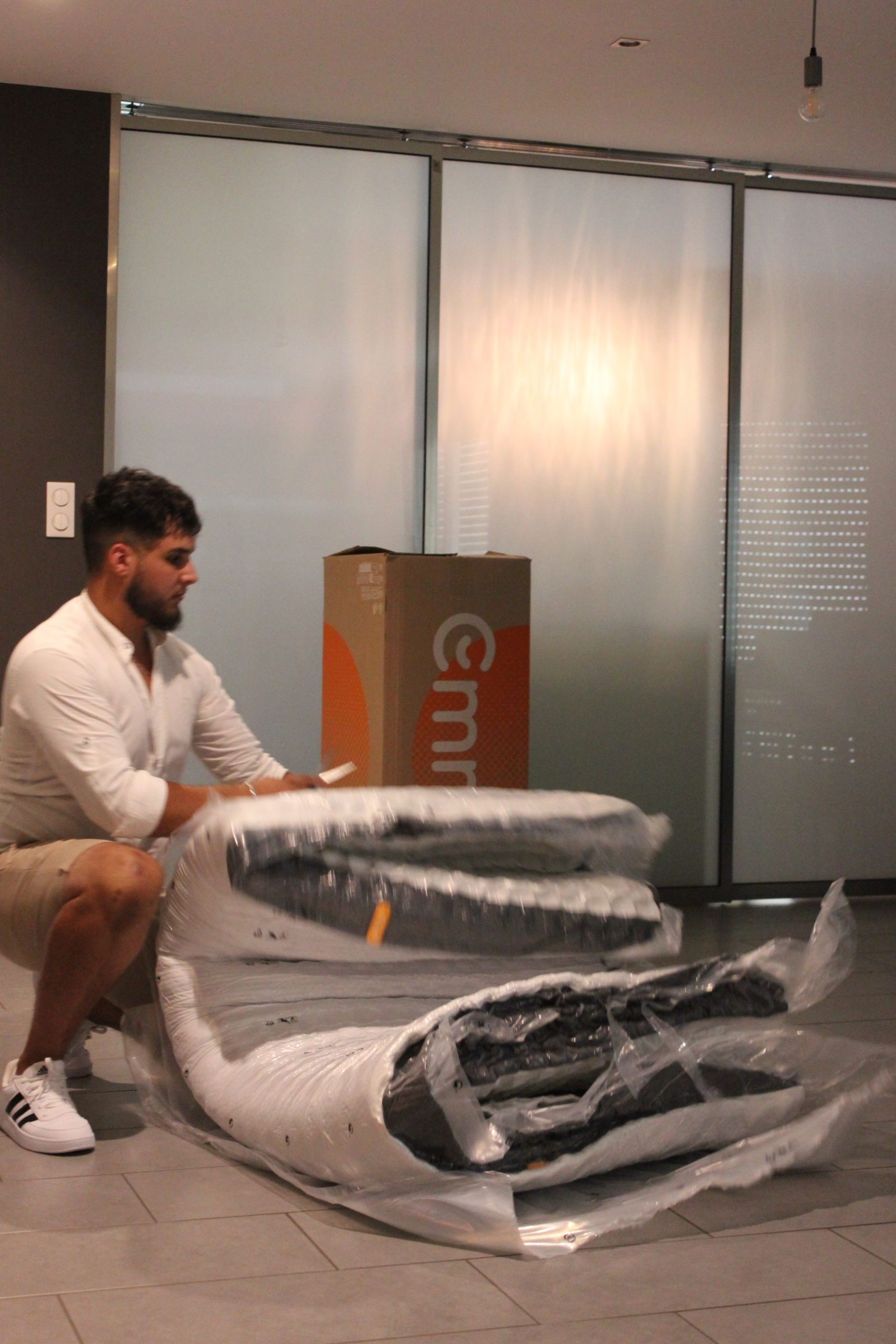 L'Emma Original viene srotolato dopo aver tagliato la plastica