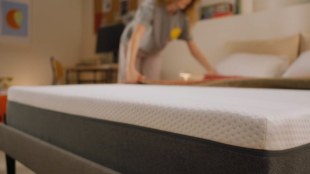 Donna che rifà il letto con il materasso Emma Original Classic