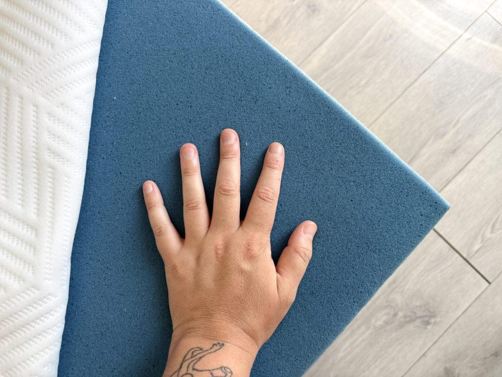 Mano sullo strato superiore di schiuma dell'Emma Original Pro a fodera aperta