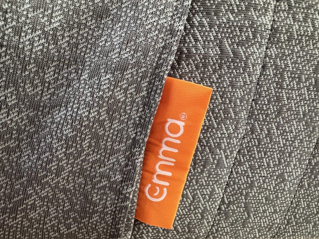 Tessuto grigio sul fianco dell'Emma Original Pro con l'etichetta Emma