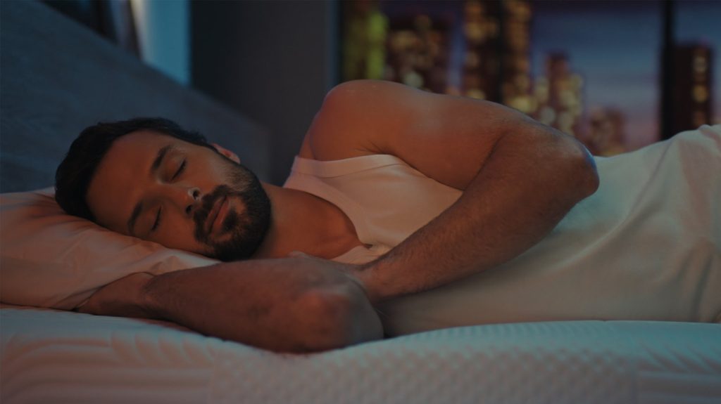 Uomo che dorme sul materasso Emma Performance