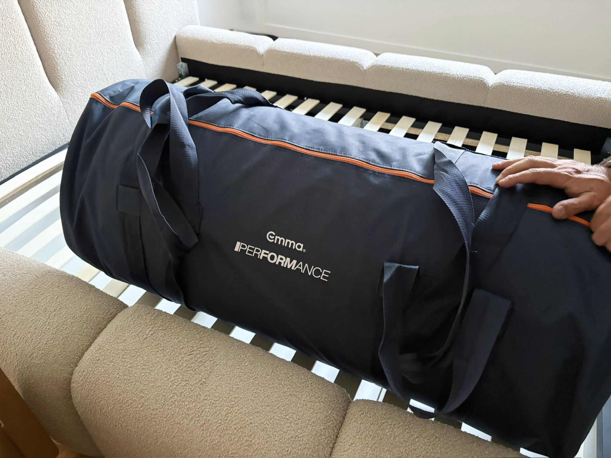 Borsa di trasporto dell'Emma Performance appoggiata sulla rete