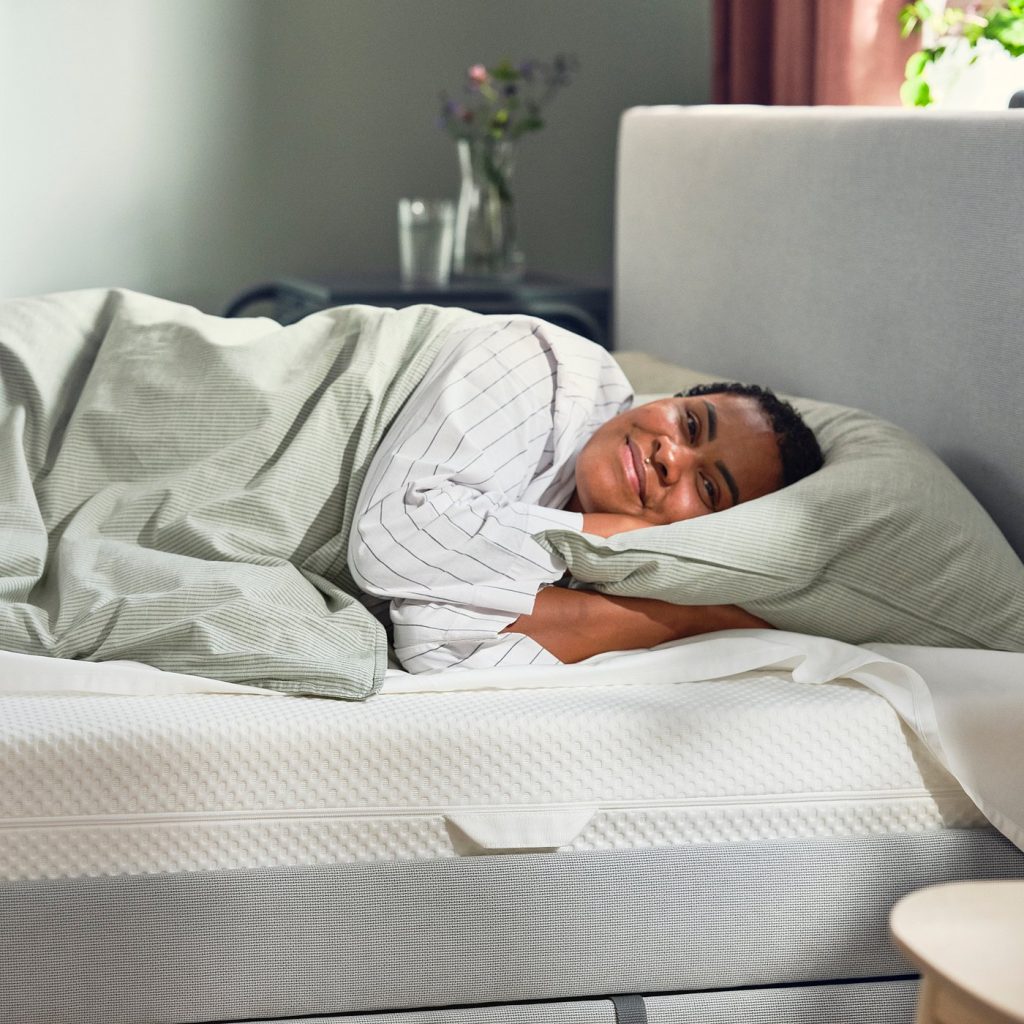 IKEA Åbygda con una persona che dorme sopra