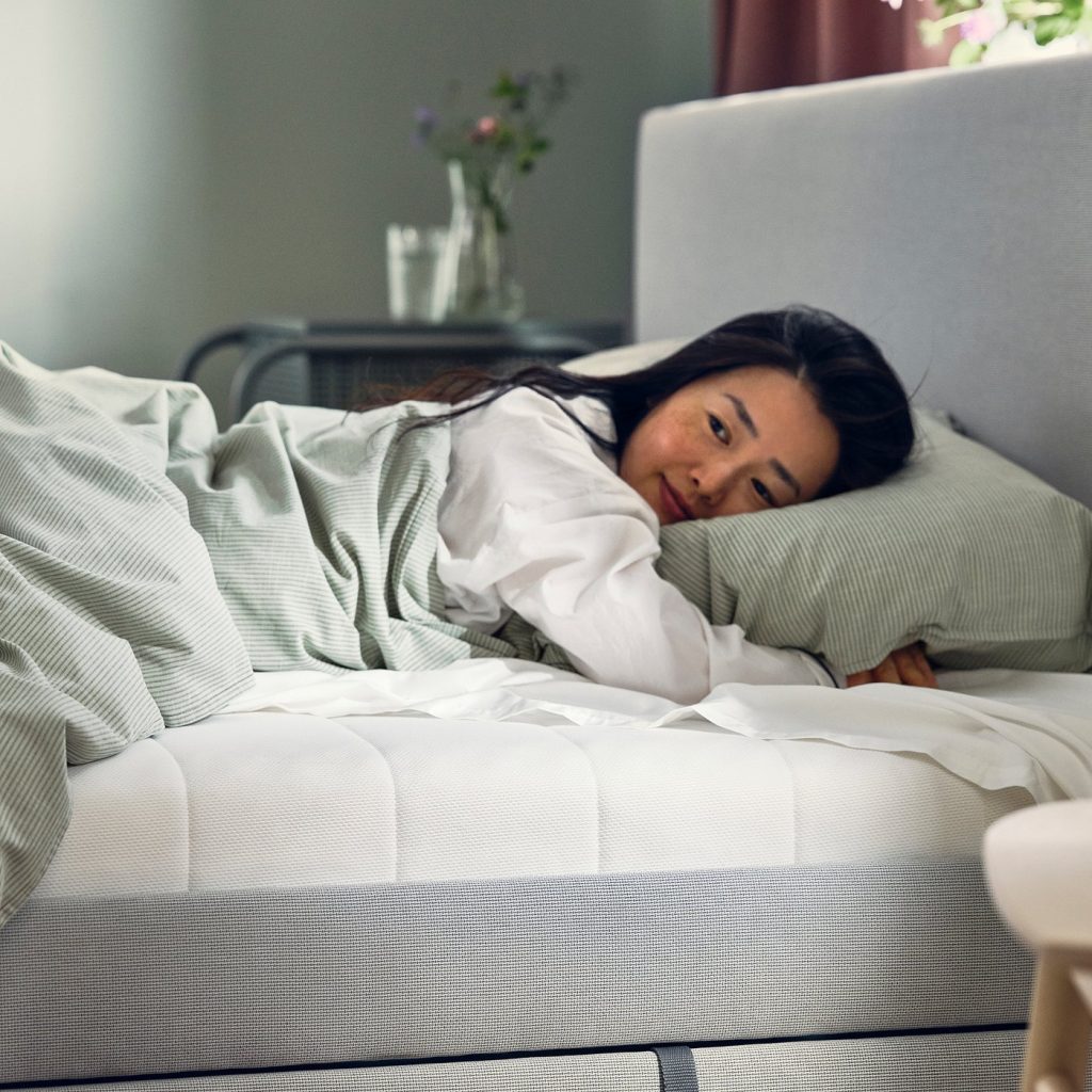 IKEA Åfjäll con una persona che dorme sopra