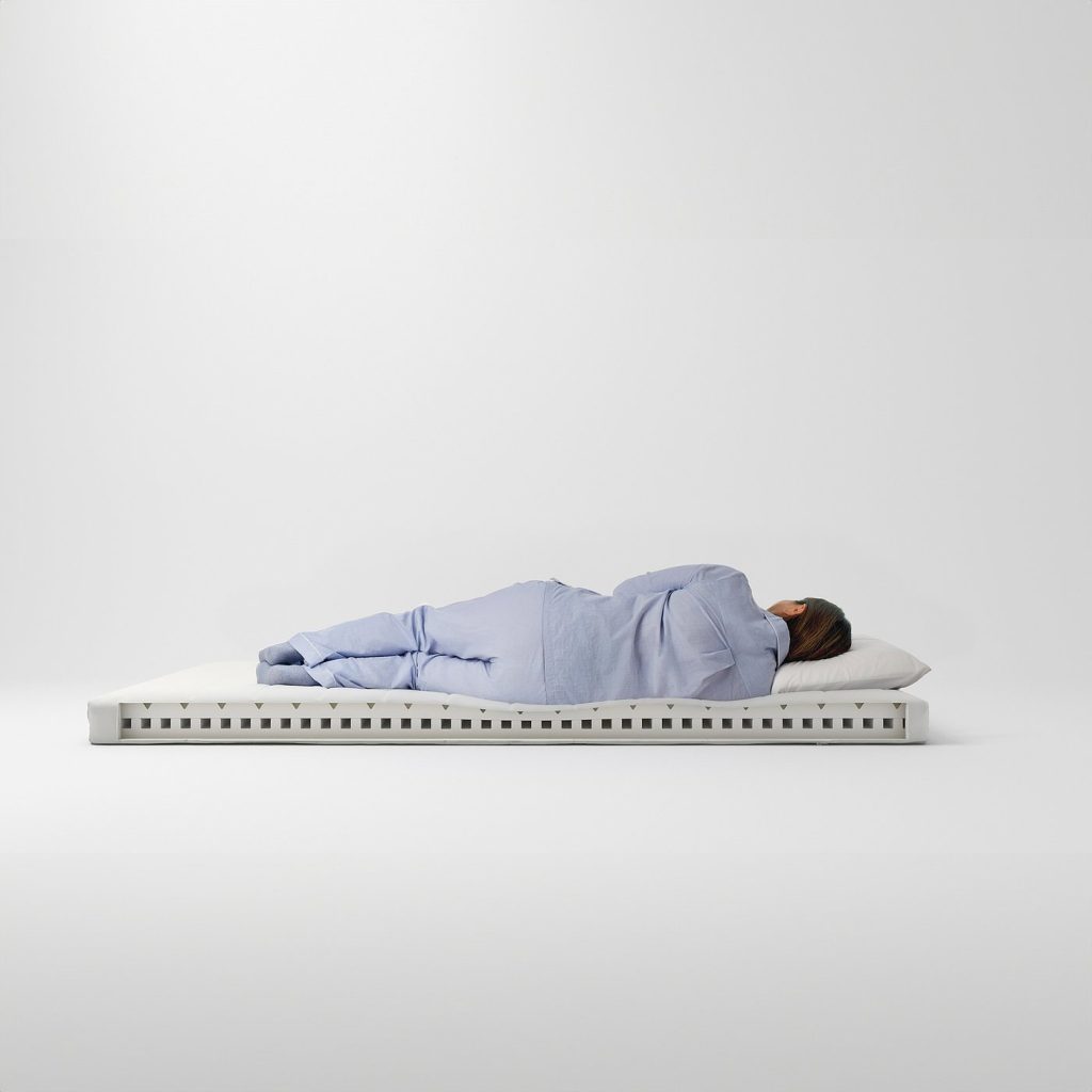 IKEA Åfjäll con una persona che dorme sopra