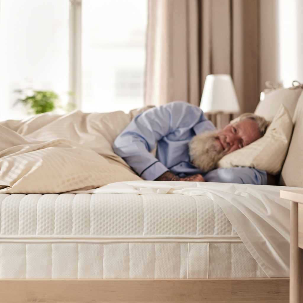 IKEA Ånneland con una persona che dorme sopra