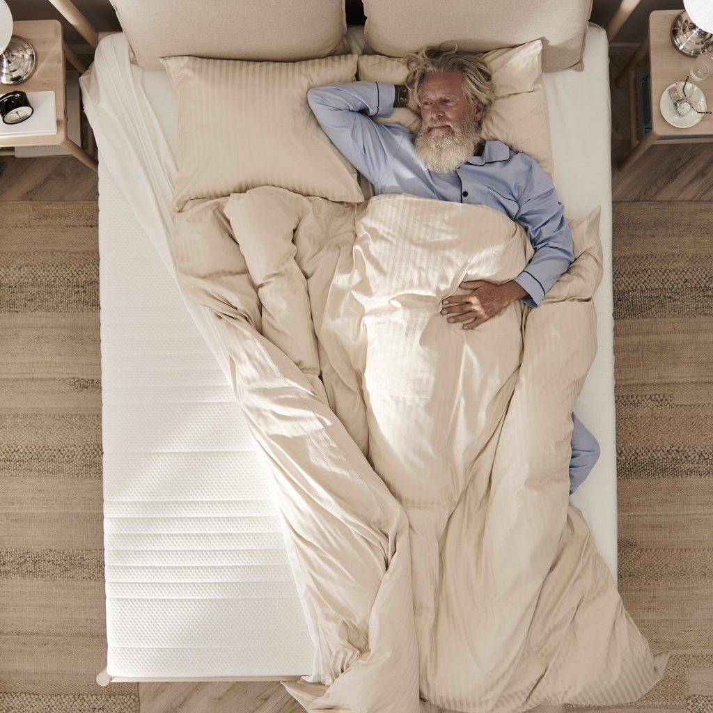 IKEA Ånneland con una persona che dorme sopra