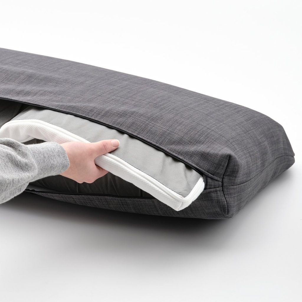 IKEA Klagshamn – topper inserito nella fodera grigia per cuscino schienale