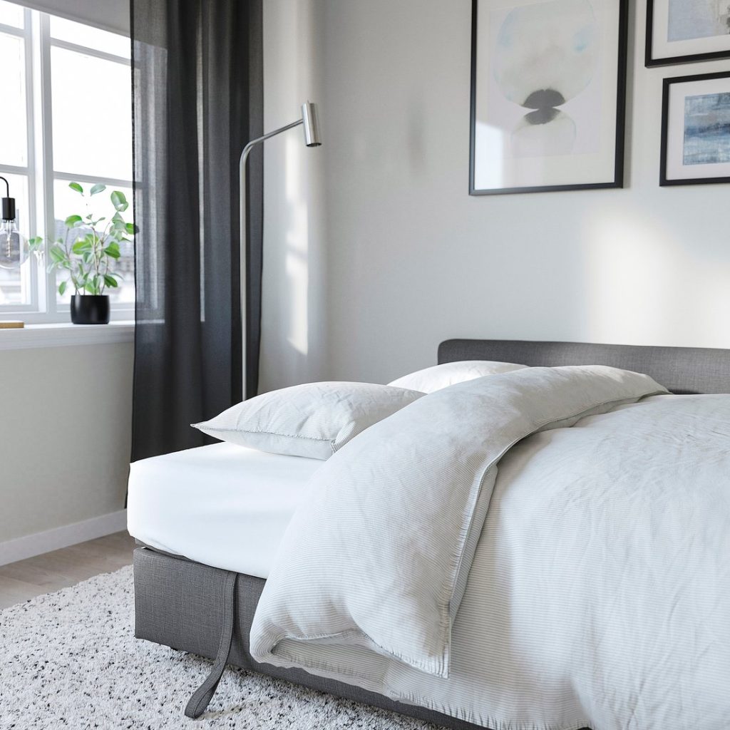 Divano letto FRIHETEN con Klagshamn, aperto e rifatto come letto