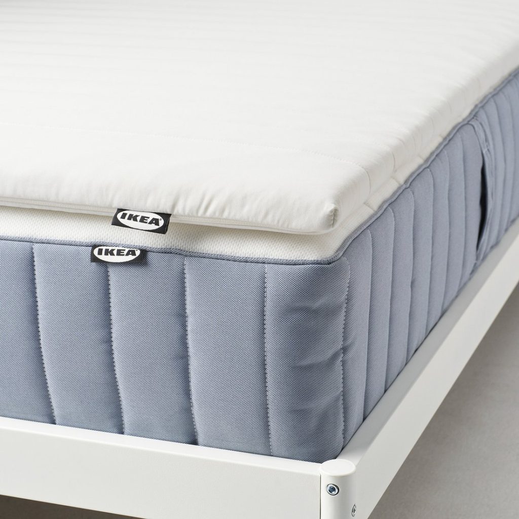 IKEA Näsfjället steso su un materasso IKEA azzurro