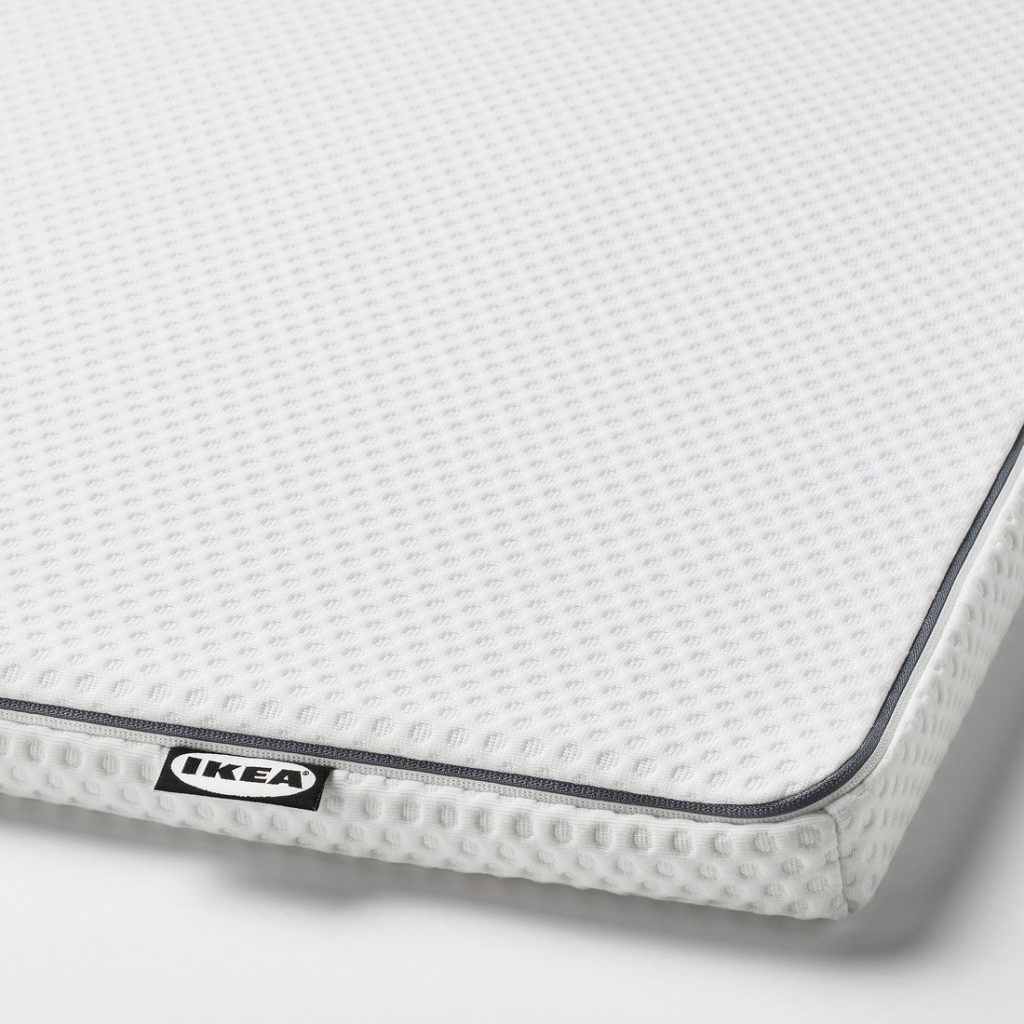 IKEA Nästaberg – angolo del topper con tessuto a nido d'ape e bordo grigio