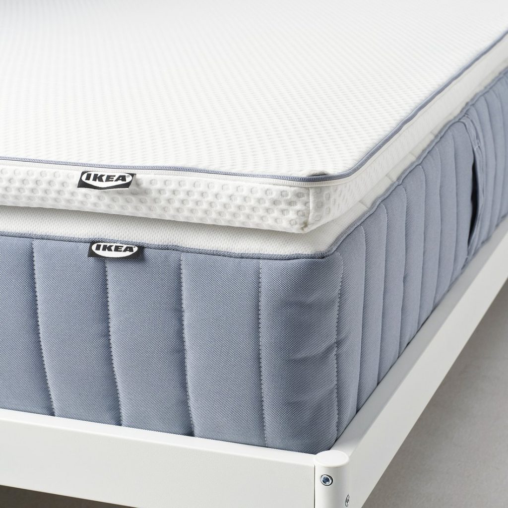 IKEA Nästaberg steso su un materasso IKEA azzurro