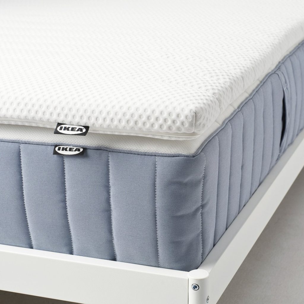 IKEA Nisseholm steso su un materasso IKEA azzurro