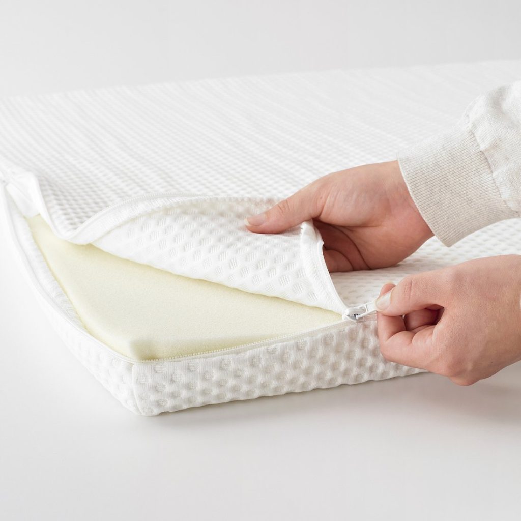 IKEA Nordberget – fodera aperta con la cerniera sul memory foam