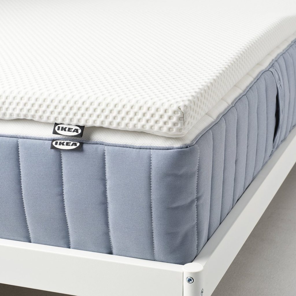 IKEA Nordberget steso su un materasso IKEA azzurro
