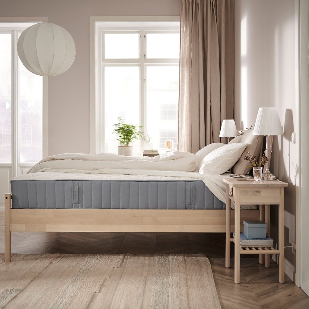 IKEA Vågstranda su un letto in una camera arredata