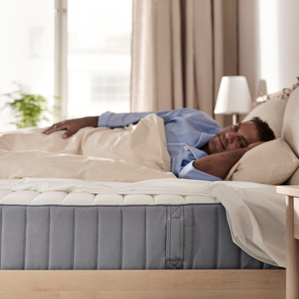 IKEA Valevåg con una persona che dorme sopra