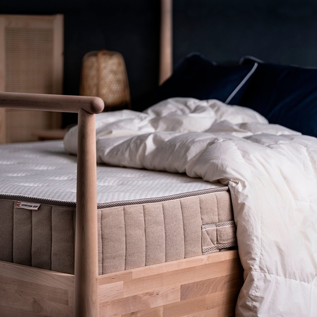 IKEA Vatneström su un letto in una camera arredata