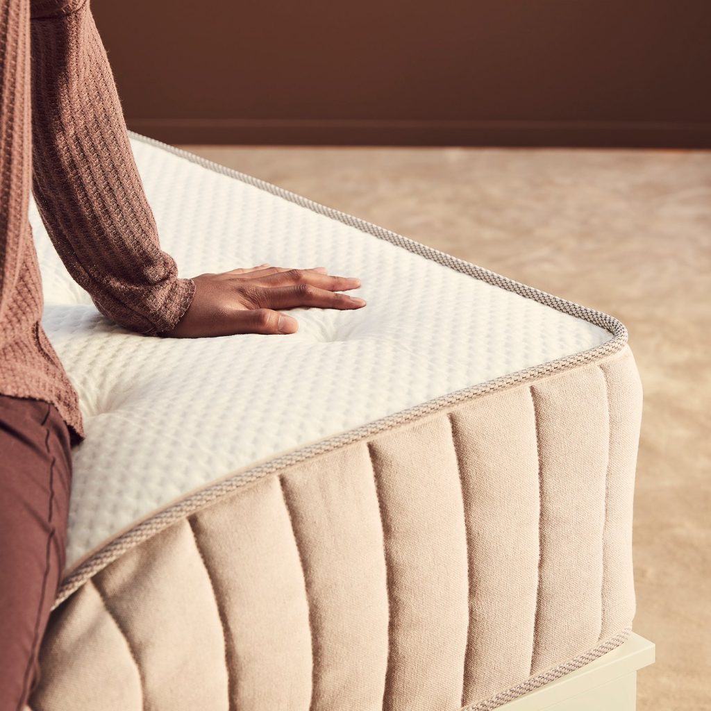 IKEA Vatneström – mano che preme sul bordo del materasso