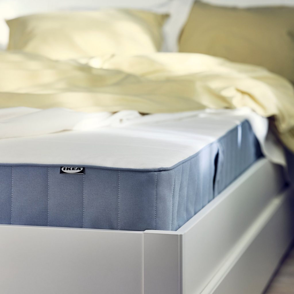 IKEA Vestmarka – materasso su un letto con coperta gialla