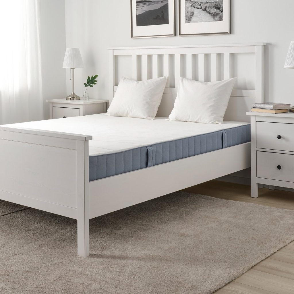 IKEA Vestmarka su un letto in una camera arredata