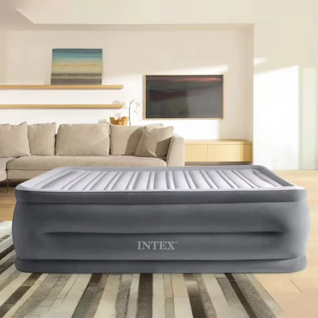 Materasso gonfiabile matrimoniale Intex gonfiato in un soggiorno