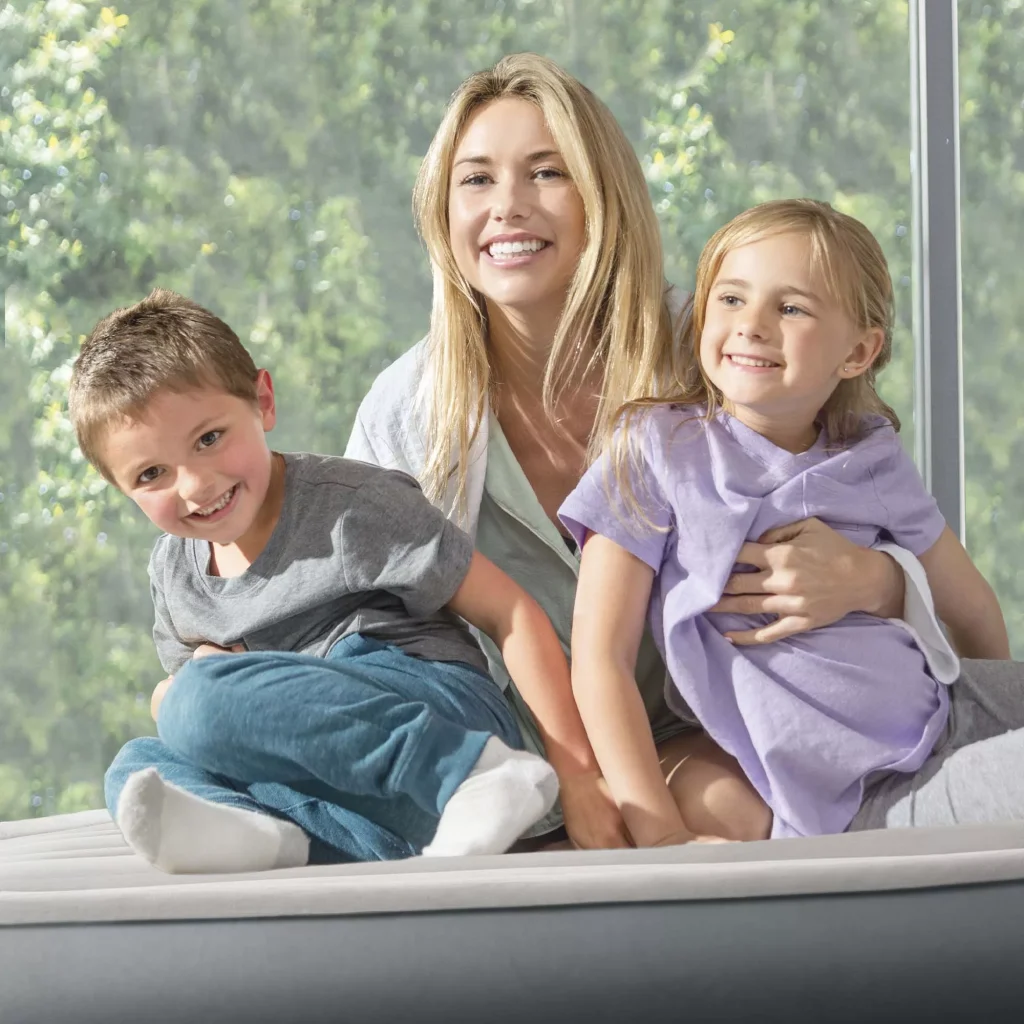 Una famiglia seduta sull'Intex Dura-Beam Essential Rest Raised