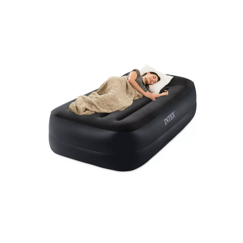 Una donna dorme sull'Intex Dura-Beam Pillow Rest Raised Singolo