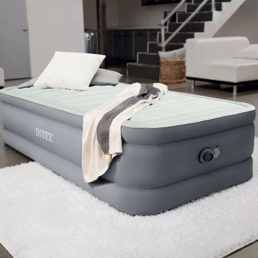 Intex Dura-Beam PremAire I Singolo con cuscino e plaid in un soggiorno